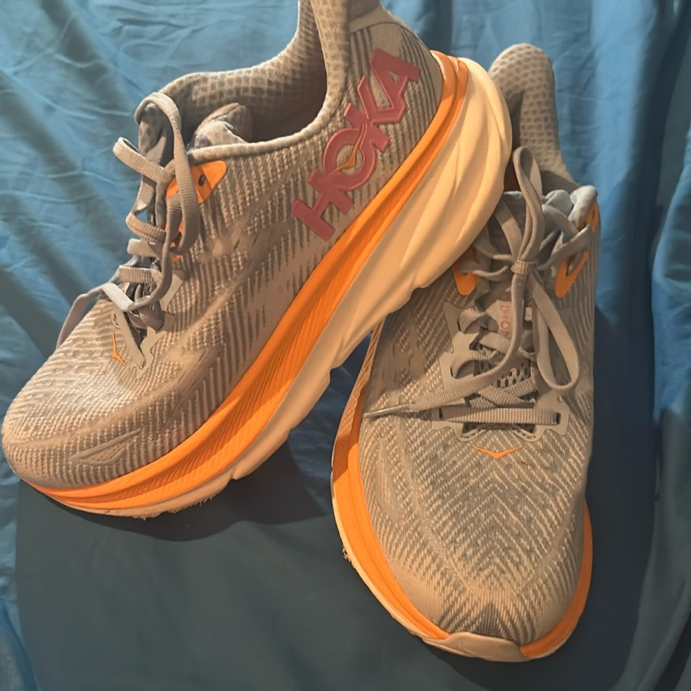 Hoka lady’s shoe size 7b blue orange color I new condition just to big for me
